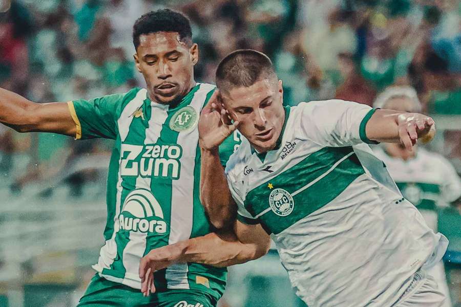 Chapecoense e Coritiba empataram em 3 a 3 no 1º turno do Brasileirão, na Arena Condá Chapecoense e Coritiba empataram em 3 a 3 no 1º turno do Brasileirão, na Arena Condá