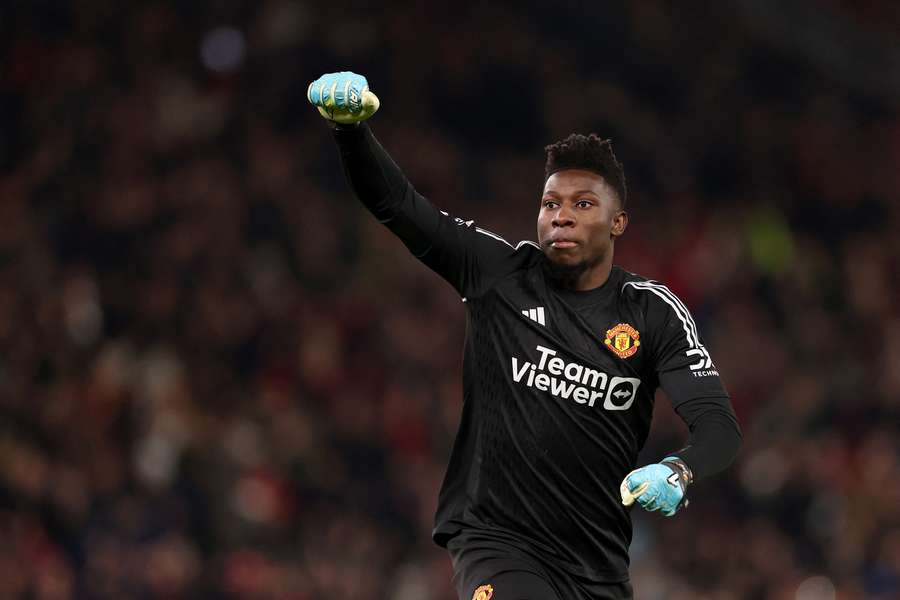 Andre Onana celebrează al treilea gol marcat de Manchester United în meciul cu Aston Villa