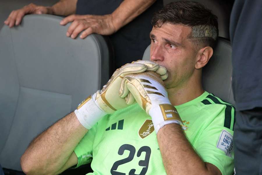 Emiliano Martínez lamenta mais uma derrota da Argentina em final de Copa Emiliano Martínez lamenta mais uma derrota da Argentina em final de Copa