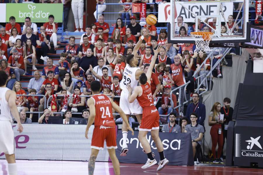 Tavares ejecuta un gancho en la zona del Manresa