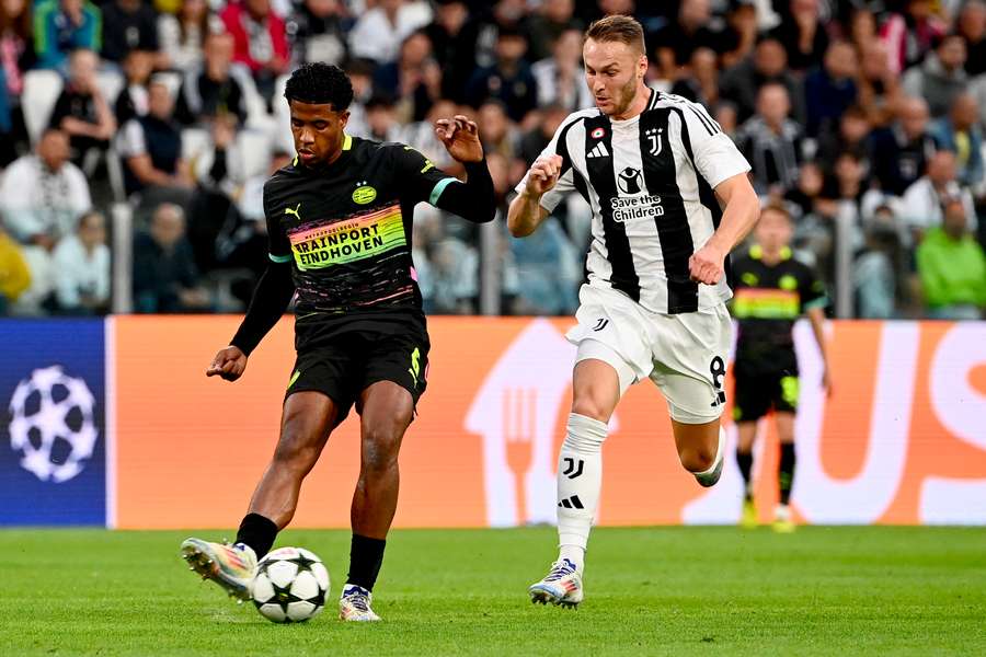 Teun Koopmeiners insegue Ryan Flamingo durante Juventus-PSV