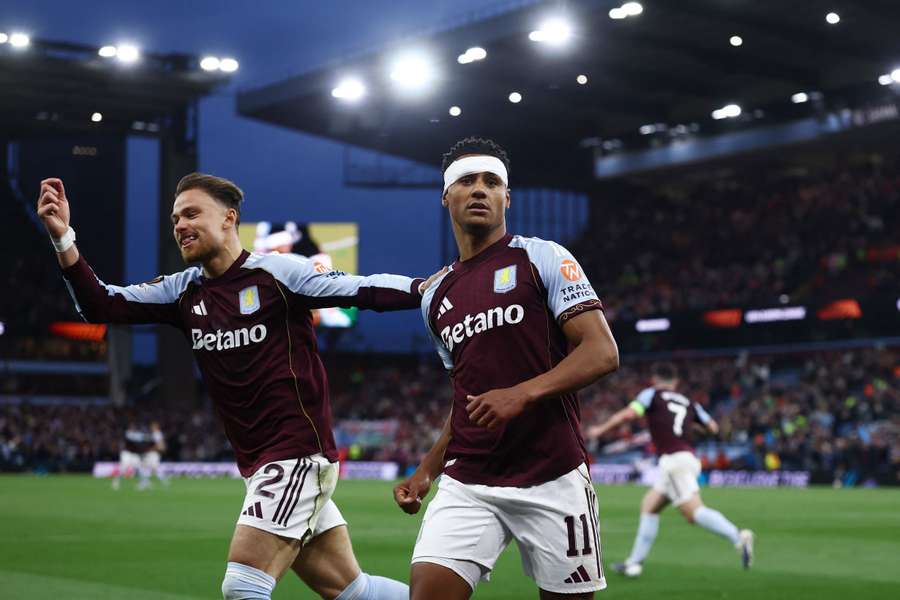 Ollie Watkins (Aston Villa) célèbre l’ouverture du score avec Matty Cash