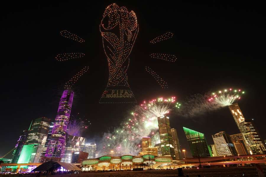 Um drone mostra o troféu do Campeonato do Mundo da FIFA quando a Arábia Saudita é anunciada como país anfitrião