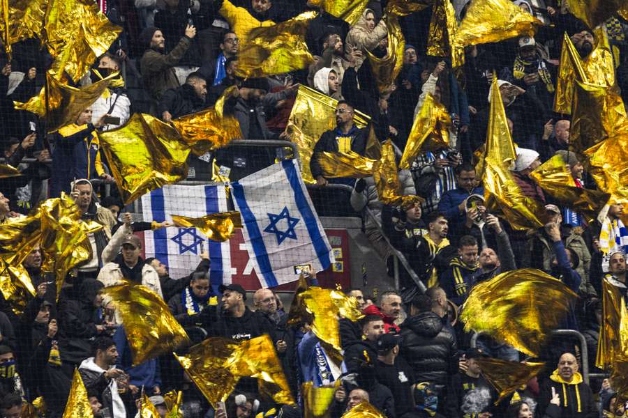 Modsat torsdagens fodboldkamp i Amsterdam bør der ikke møde fans op til fredagens basketkamp i Italien, mener Israels nationale sikkerhedsråd.