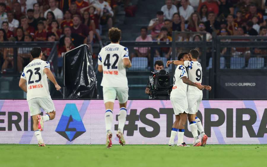 Ederson abbracciato dopo il gol Ederson abbracciato dopo il gol