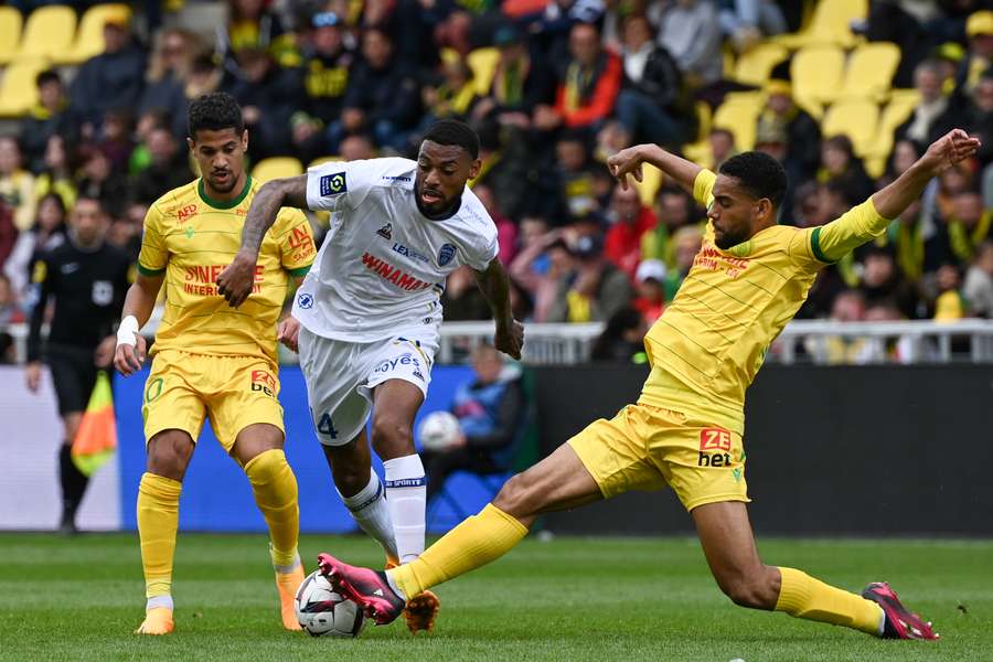 Nantes empata e aproxima-se da zona de despromoção (2-2), Nice perde em casa com o Clermont (1-2)