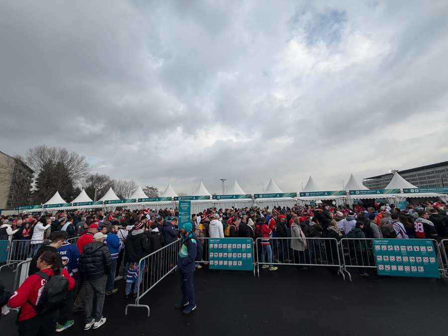 Fanoušci před olympijskou arénou.