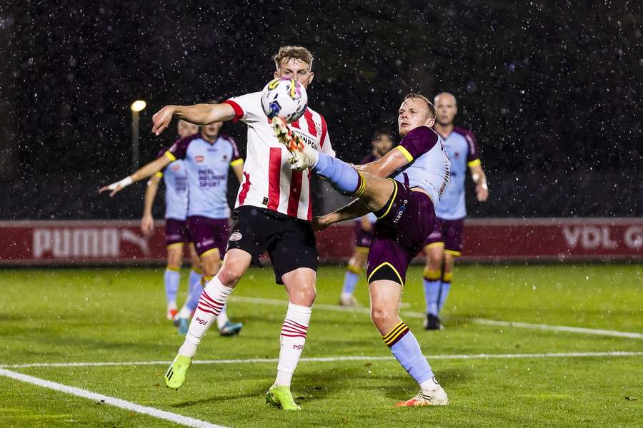 Helmonds Bryan van Hove vecht voor de bal tijdens de vorige ontmoeting met Jong PSV