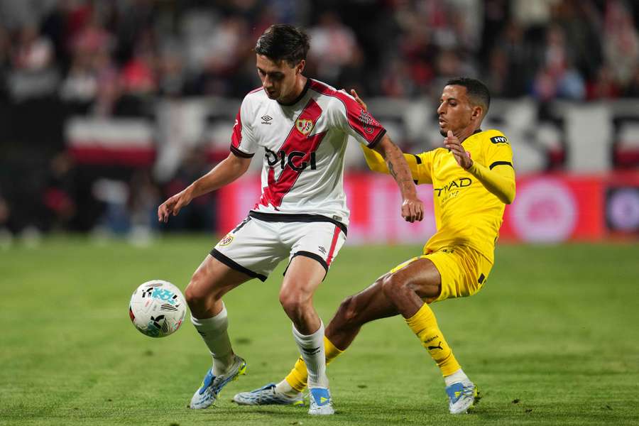Pedro Diaz z Vallecana as Vitor Reis z Girony v zápase 35. kola LaLigy.
