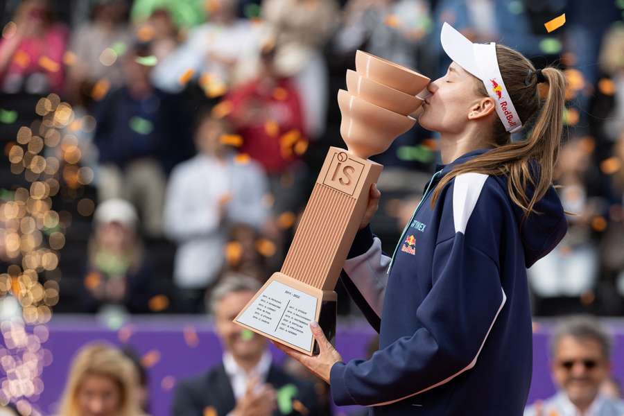 Elena Rybakina avec son trophée.