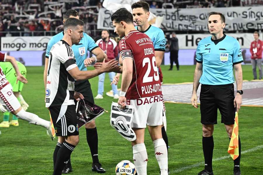 Alexandru Dobre, căpitanul Rapidului la un meci cu ”U” din Superligă Alexandru Dobre, căpitanul Rapidului la un meci cu ”U” din Superligă