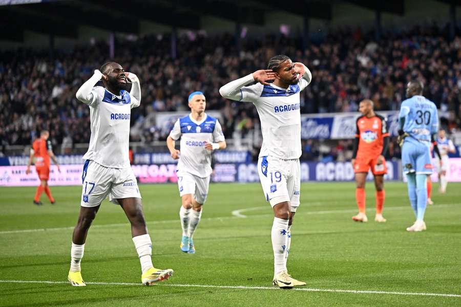 Florian Ayé, Lassine Sinayoko et Gauthier Hein célèbrent la victoire d'Auxerre