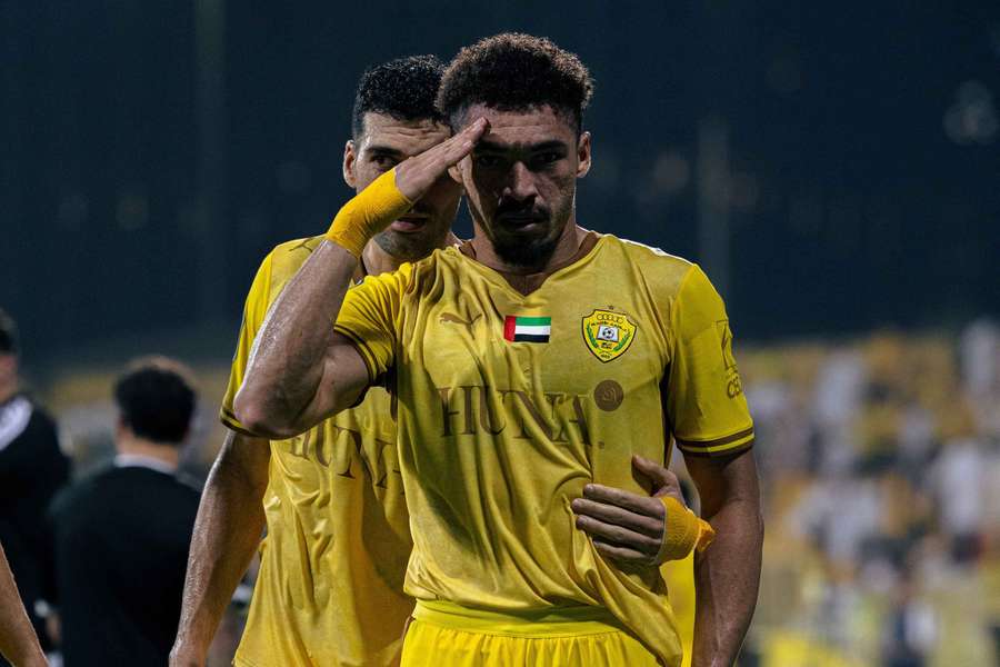 Adryelson festeja com Taremi Adryelson festeja com Taremi