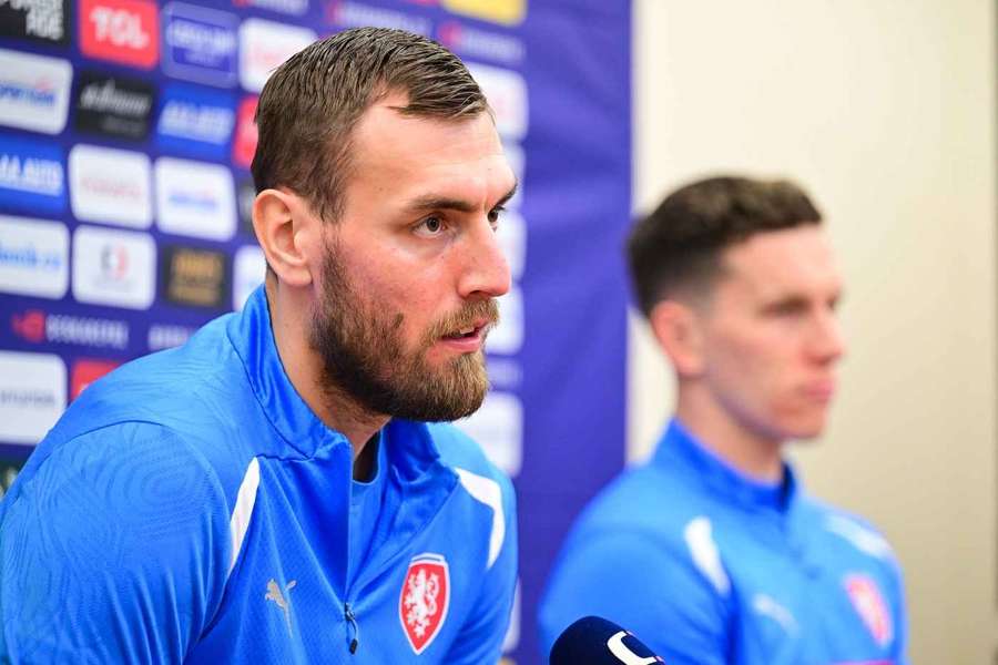 Chorý během tiskové konference.