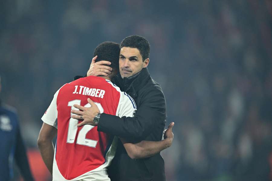 Arteta umarmt seinen Schützling Jurrien Timber