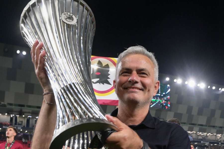 José Mourinho venceu a Liga Conferência pela Roma