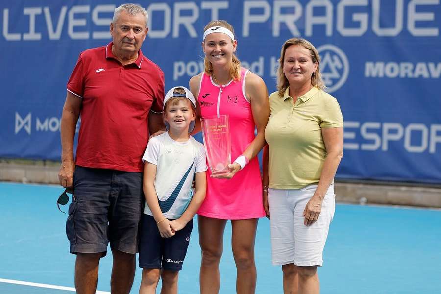 Marie Bouzková s tátou, bráškou a mámou po triumfu na loňském Livesport Prague Open.