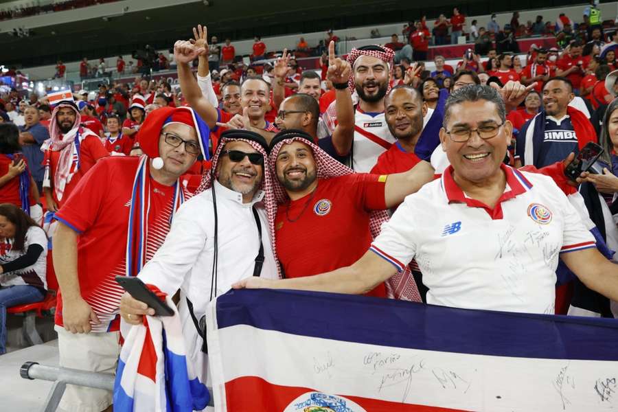Fanoušci Kostariky na stadionu Ahmada bin Alího v Dauhá, kde jejich tým 14. června v play off o MS vyřadil Nový Zéland.