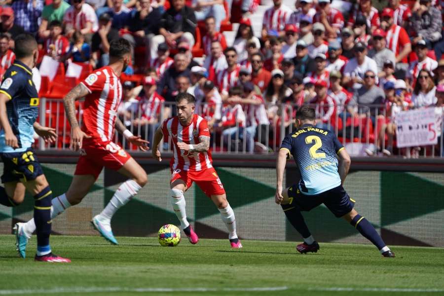 El Almería rescata un empate en casa ante un buen Cádiz