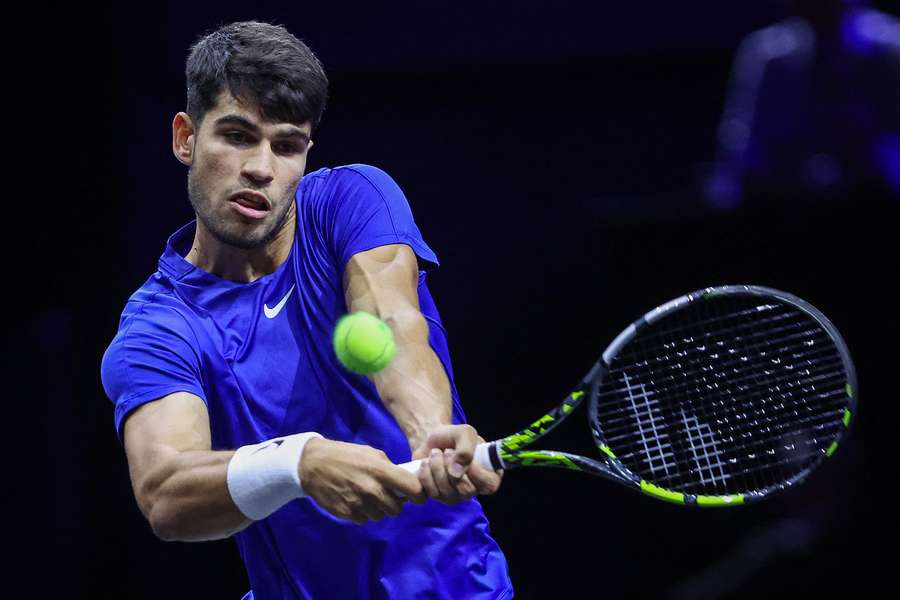 Alcaraz golpea la bola en la Laver Cup.