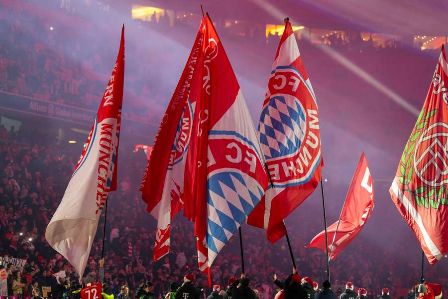 Adeptos do Bayern Munique após a vitória por 3-0 sobre o Estugarda