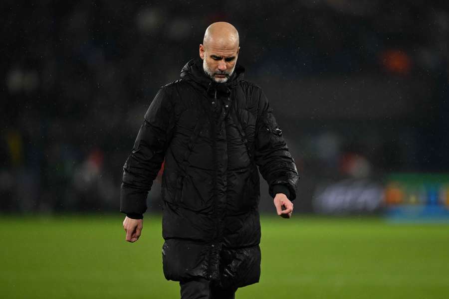 Pep Guardiola ze spuszczoną głową na Parc
