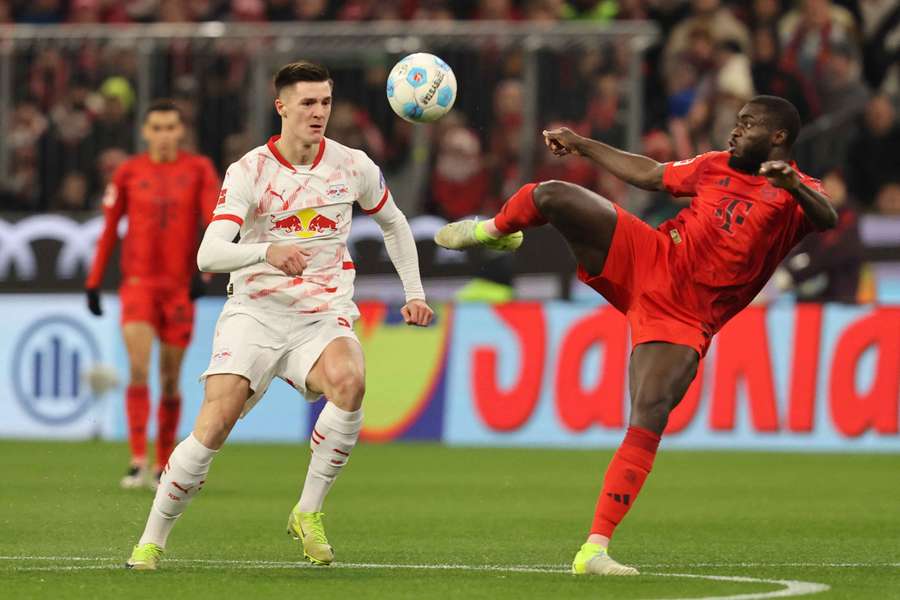 Benjamin Sesko lucha por un balón con Upamecano