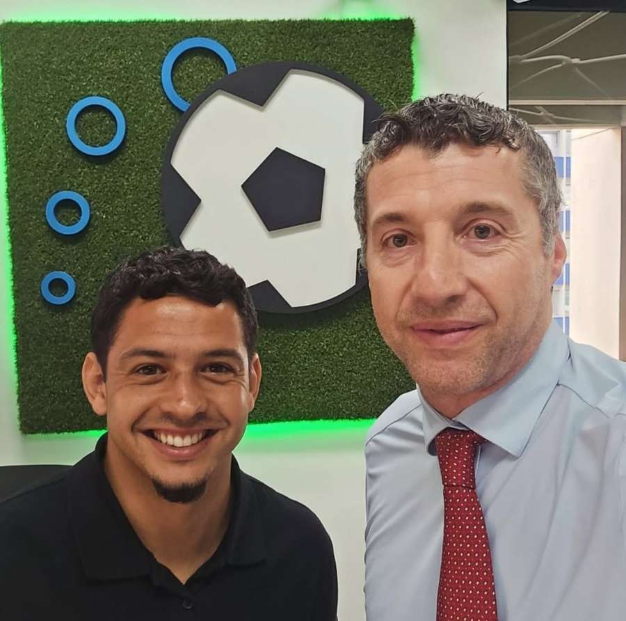 Registro de Robalinho no escritório da Think Ball com Guilherme, ex-Goiás, hoje no Changchun Yatai, da China