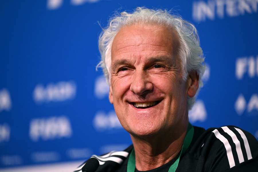 Trenér Curacaa Rutten na tiskové konferenci.