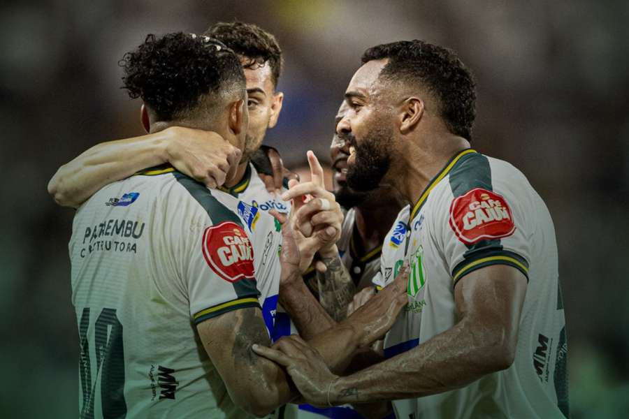 Jogadores do Uberlândia tiveram que apartar confusão nos vestiários Jogadores do Uberlândia tiveram que apartar confusão nos vestiários