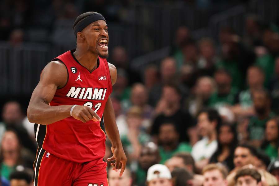 Os Heat, liderados pelos 27 pontos de Jimmy Butler, voltaram a atacar na sexta-feira na NBA