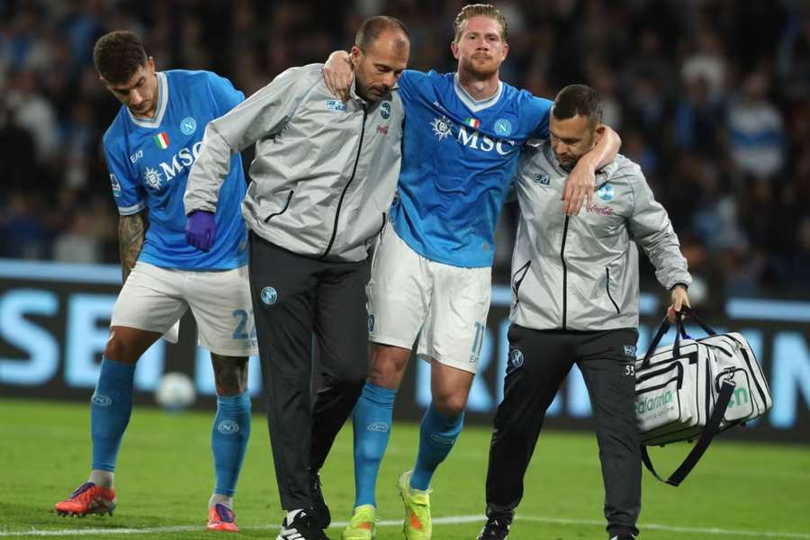 De Bruyne si zranil zadný stehenný sval. De Bruyne si zranil zadný stehenný sval.