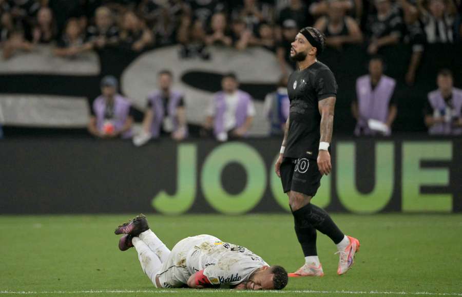 Neymar ao chão e Memphis ao fundo