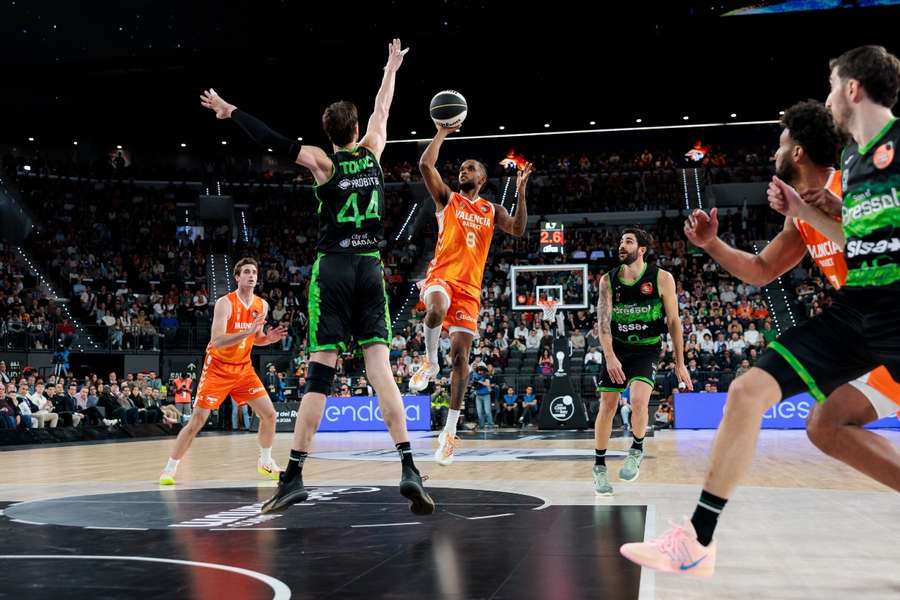 Jean Montero lanza a canasta frente a Ante Tomic