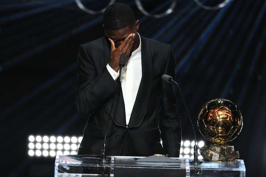 Ousmane Dembélé, ému après avoir reçu le Ballon d'Or