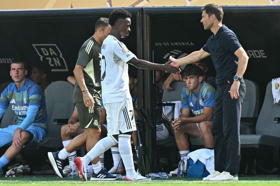 Vinicius da la mano a Xabi