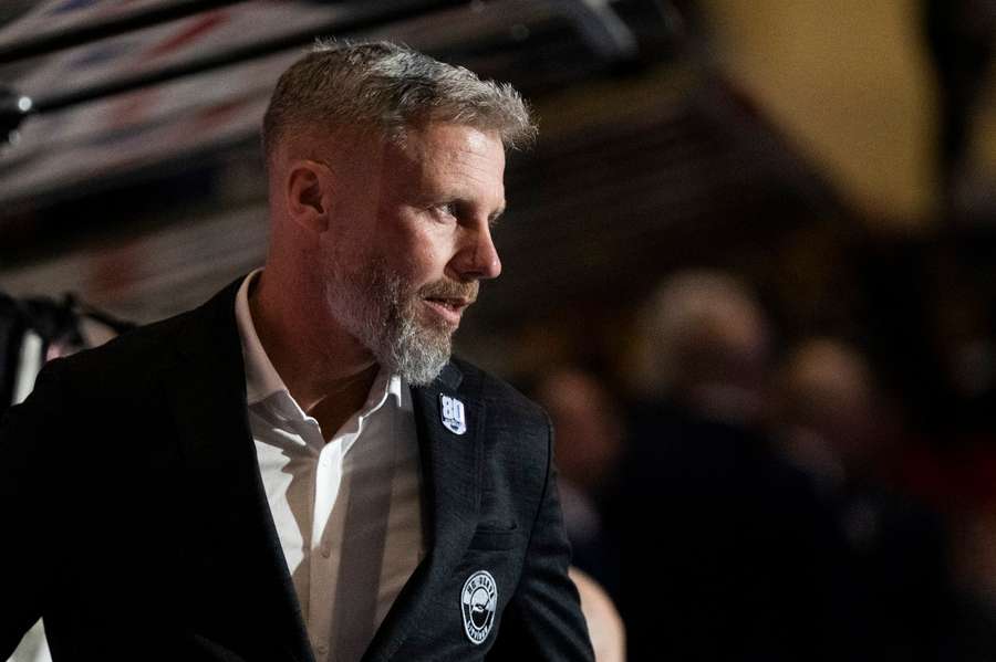 Petr usadne na lavičku Spišiakov.