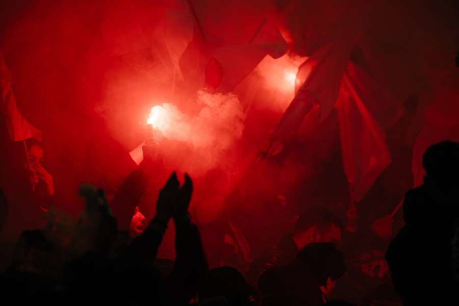 Fanii Rapidului au aprins torțe la meciul cu FCSB