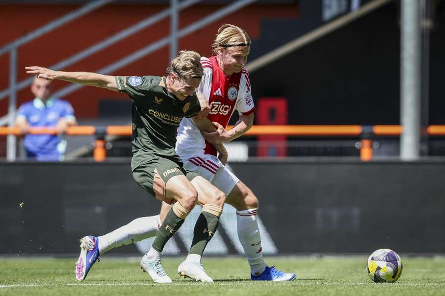 Ajax-Spieler Kasper Dolberg (r.) kämpft gegen Utrechts Niklas Vesterlund um den Ball. Ajax-Spieler Kasper Dolberg (r.) kämpft gegen Utrechts Niklas Vesterlund um den Ball.