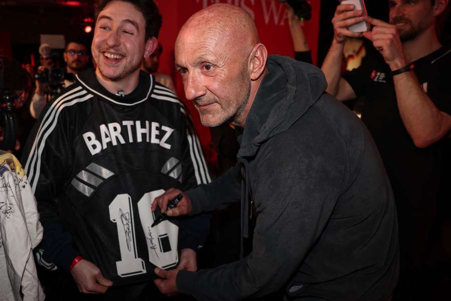 Barthez firma la camiseta a un aficionado Barthez firma la camiseta a un aficionado