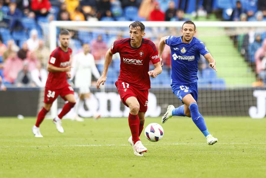 Budimir conduce el balón durante el partido
