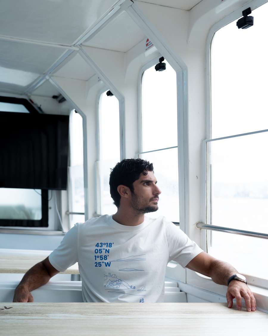 Guedes, sentado en un barco visitando San Sebastián