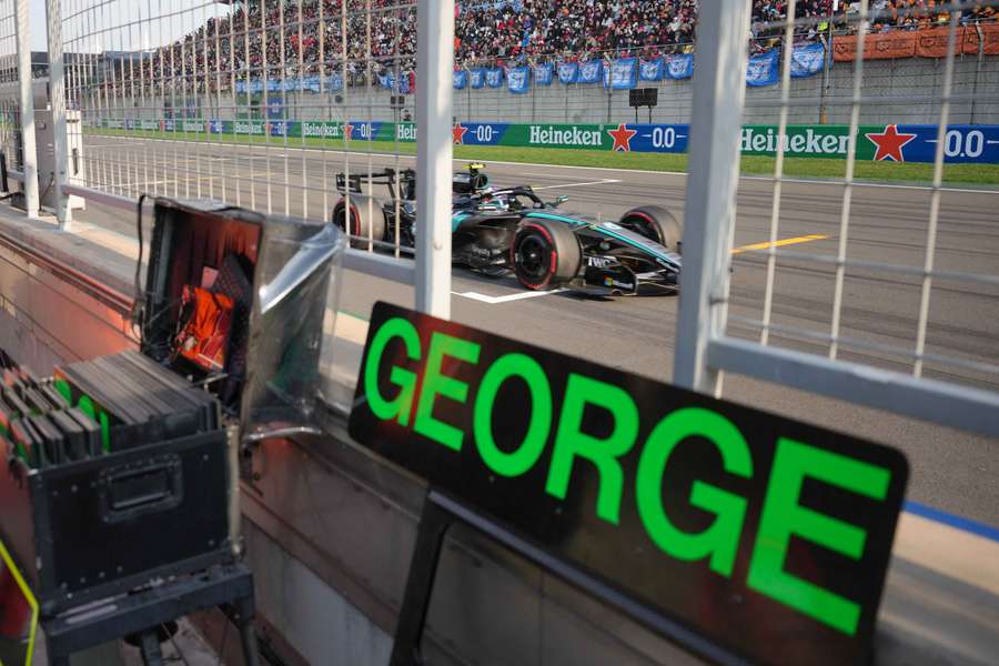 Russell vyhral F1 sprint v Číne pred Ferrari.