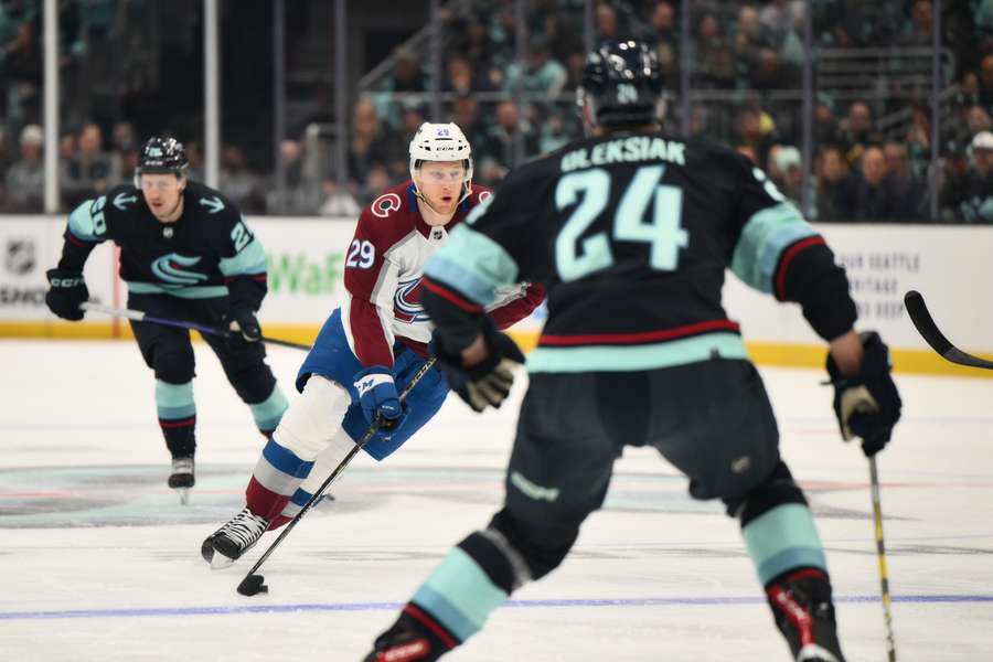 Golden Knights defeat Jets in double overtime