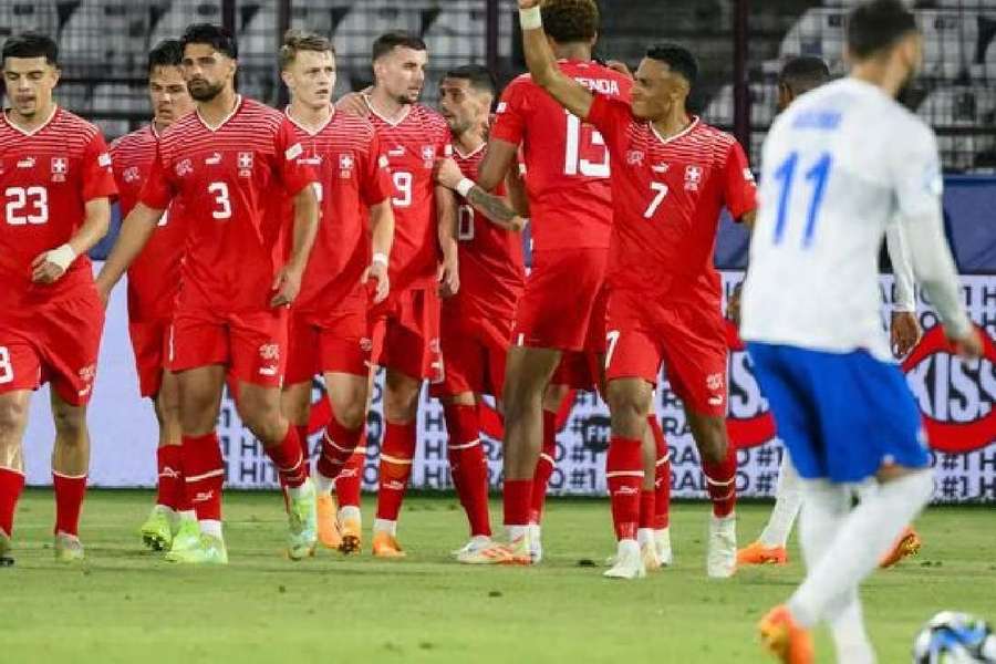 Los jugadores suizos celebran el único gol que marcaron ante Francia.