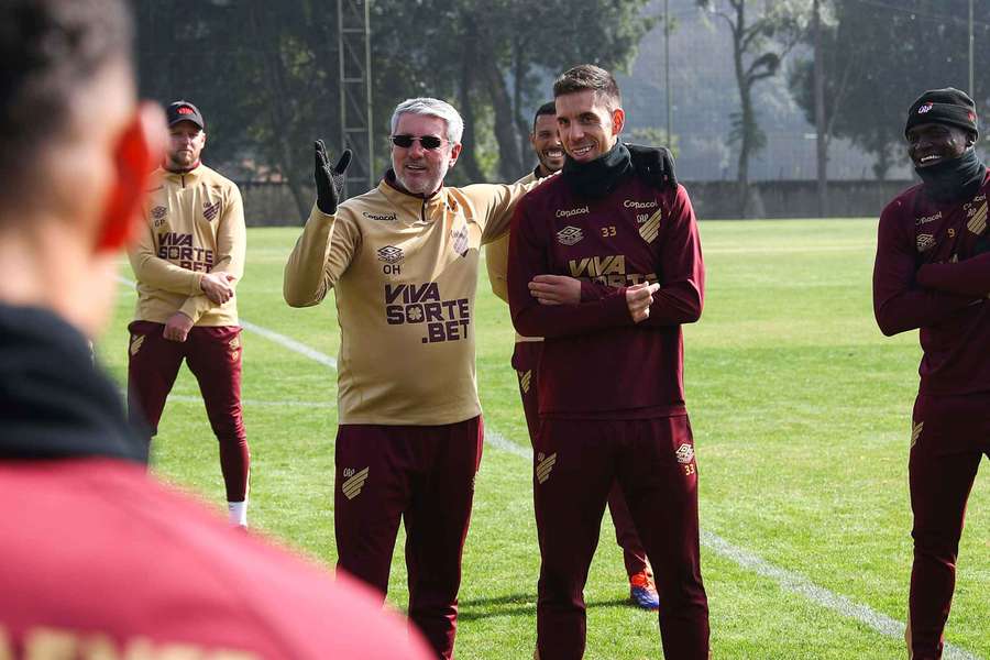 Athletico-PR vai em busca das primeiras colocações