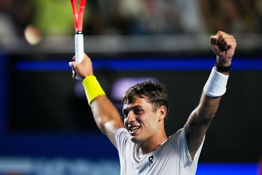 Cobolli zvládl náročný duel s Kecmanovičem.