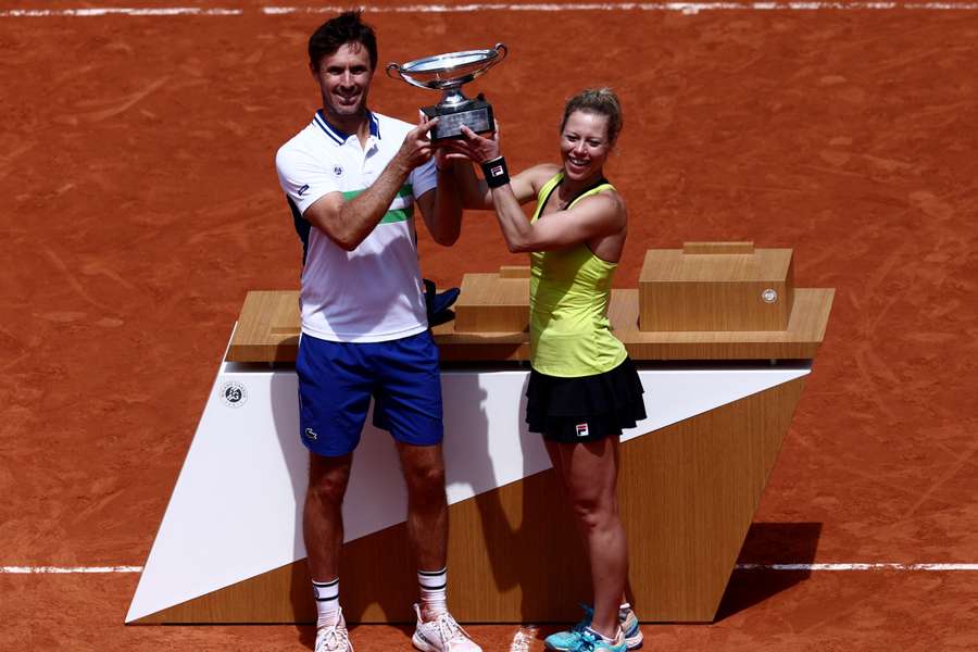 Laura Siegemund and Edouard Roger-Vasselin lift the trophy