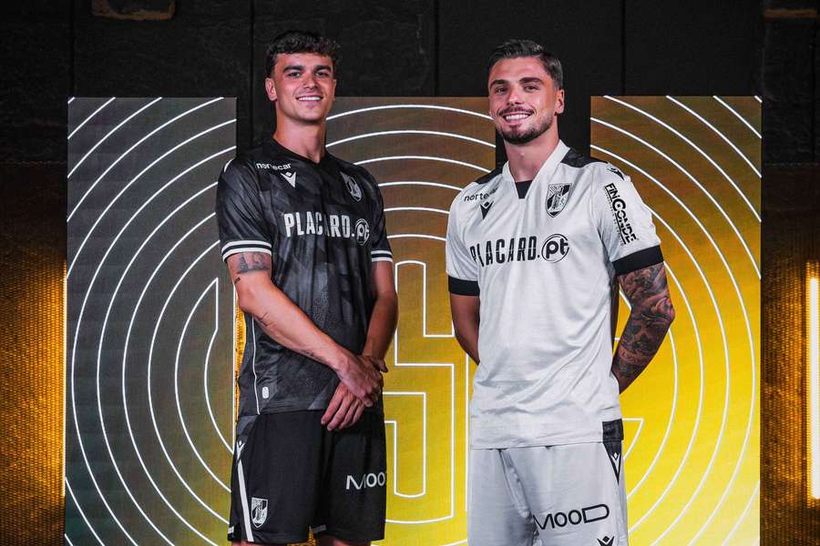 Miguel Nóbrega e Nuno Santos com os novos equipamentos do Vitória SC