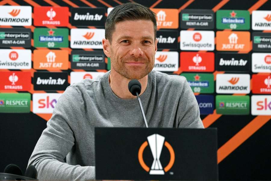 Xabi Alonso tijdens de persconferentie op woensdagavond